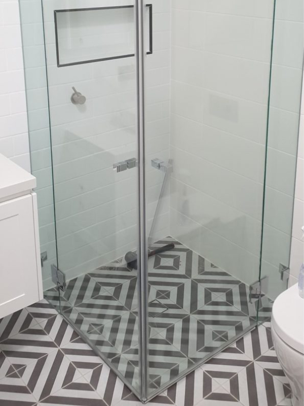 Corner entry frameless shower screen
